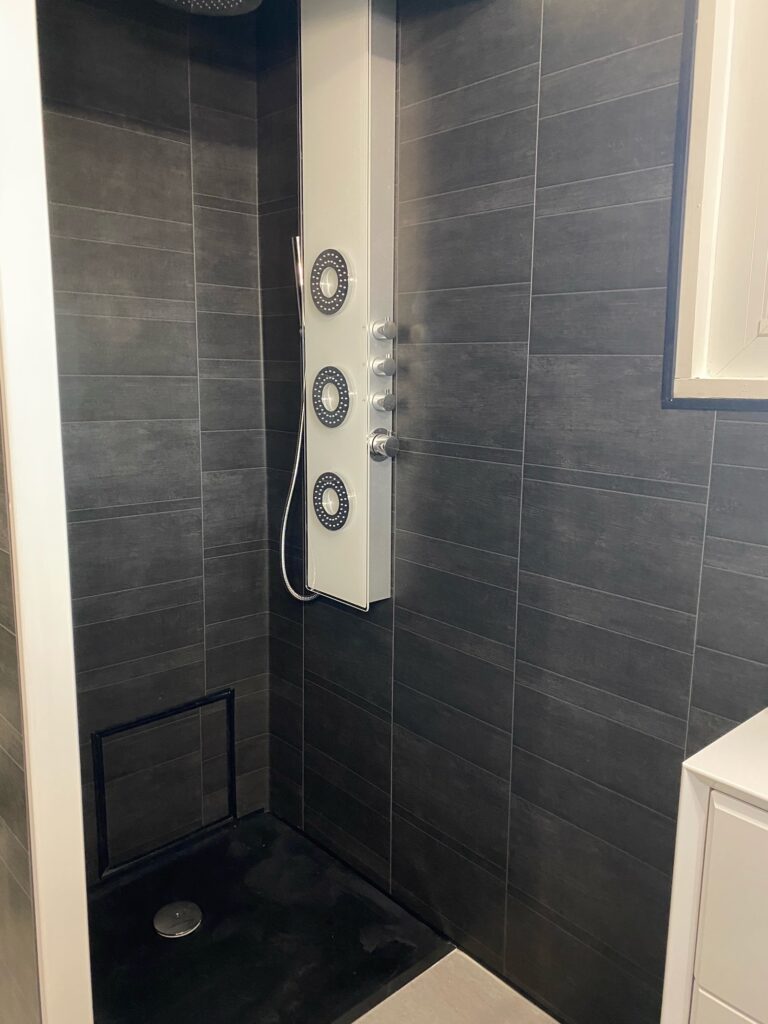 C2M c2m agencement cuisine salle de bain salle d'eau placard dressing vasque douche rénovation Aix les bains Chambéry sol parquet stratifié carrelage baignoire lavabo toilette WC verrières intérieur bois paroi de douche menuisier porte coulissante bureau placo plomberie électricité faïence